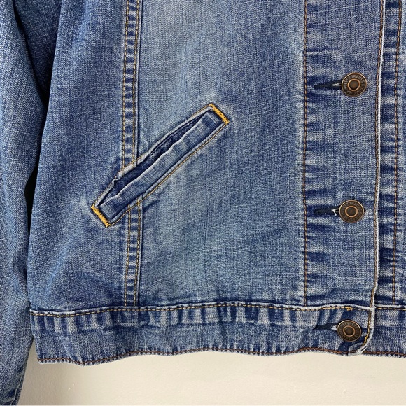 Signature Levi Strauss & Co. size Medium Women’s Blue Denim Jean Jacket - Picture 3 of 6